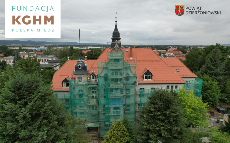 Fundacja KGHM Polska Miedź wspiera modernizację Zespołu Szkół nr 1 w Dzierżoniowie, dach szkoły, logo kghm i herb powiatu