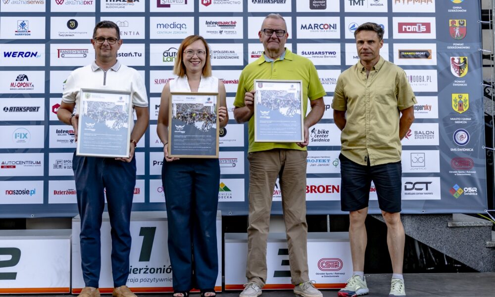 starosta, burmistrz Niemczy na wspólnym zdjęciu z organizatorem i kobietą