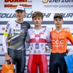 troje młodych na podium wyścigu