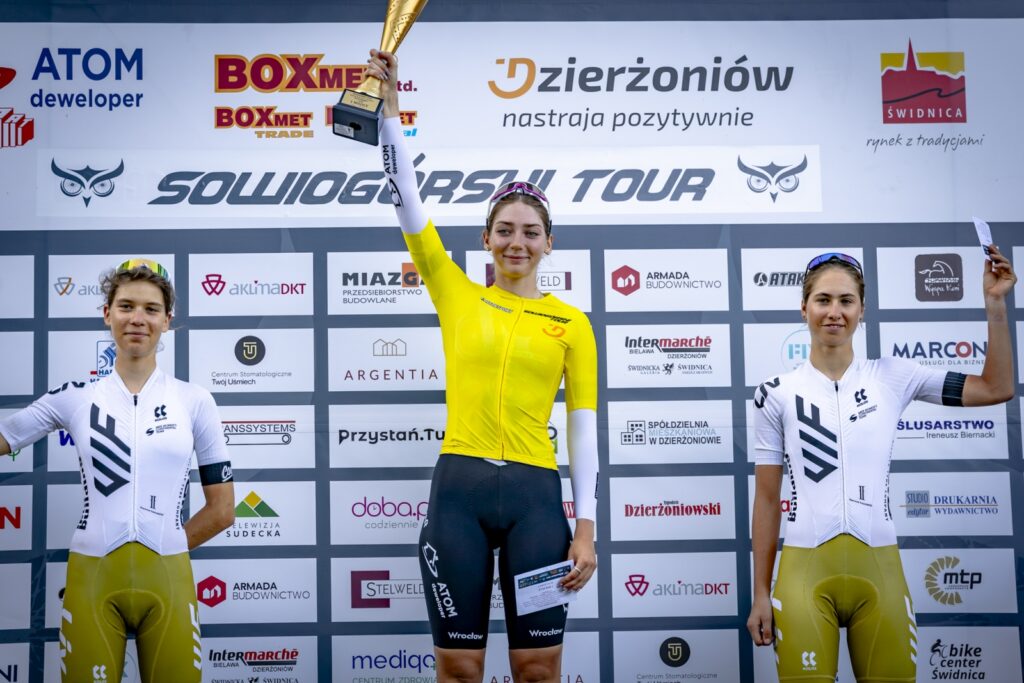 kobiety na podium wyścigu, jedna trzyma puchar