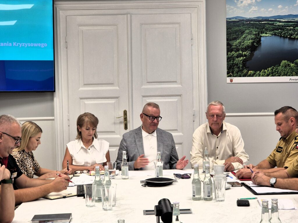 zbliżenie na starostę, posła i dyrektor wydziału bezpieczeństwa