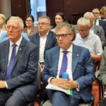 zbliżenie na siedzących w pierwszym rzędzie posłów i wiceministra