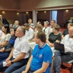 widok na uczestników spotkania, siedzą na krzesłach