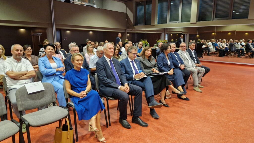 samorządowcy siedzą na krzesłach