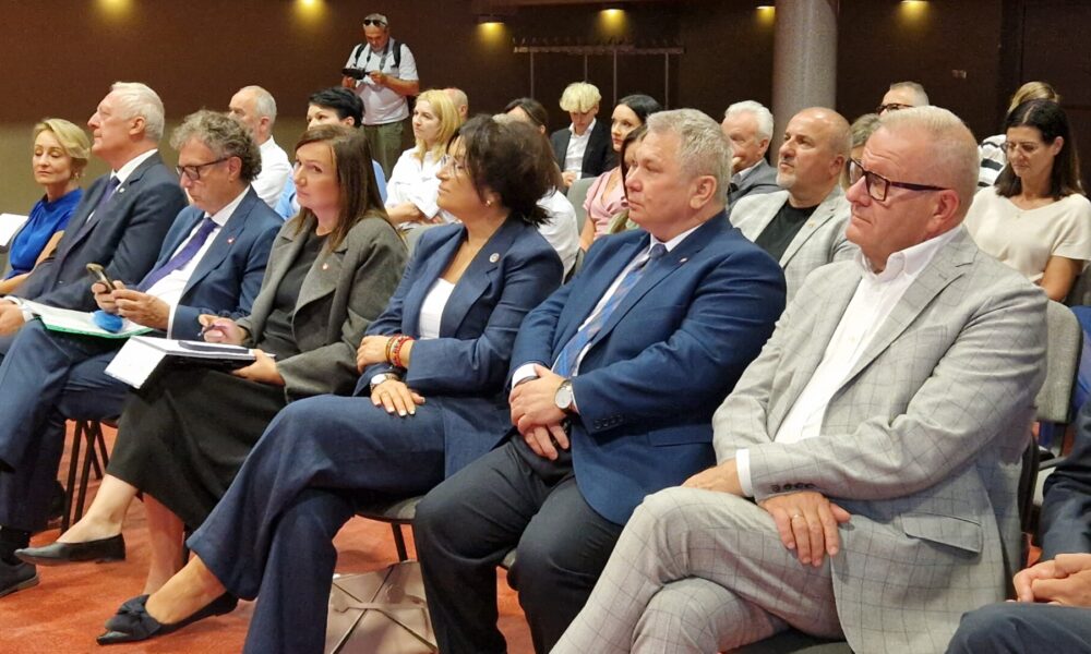 posłowie i wiceminister i starosta siedzą na krzesłach