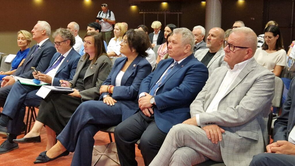 posłowie i wiceminister i starosta siedzą na krzesłach
