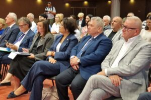 posłowie i wiceminister i starosta siedzą na krzesłach