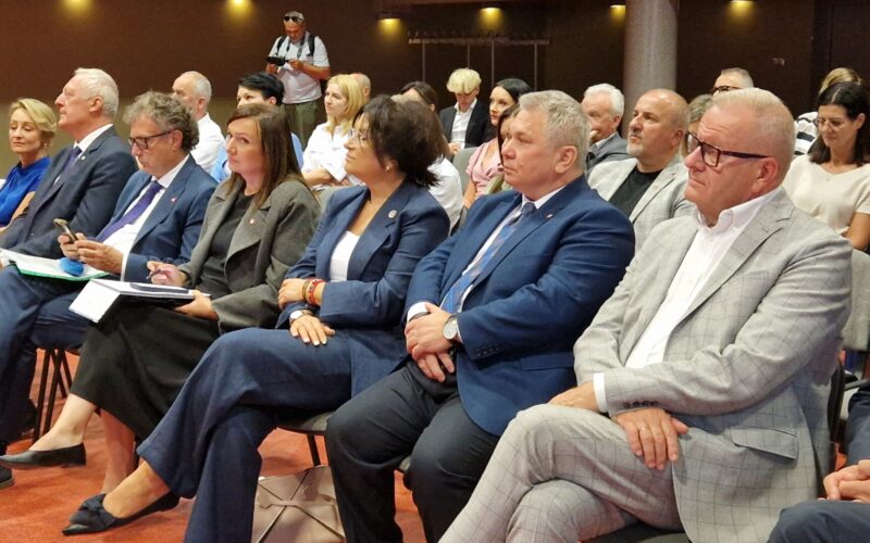posłowie i wiceminister i starosta siedzą na krzesłach