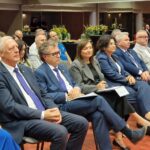 posłowie i wiceminister i starosta siedzą na krzesłach