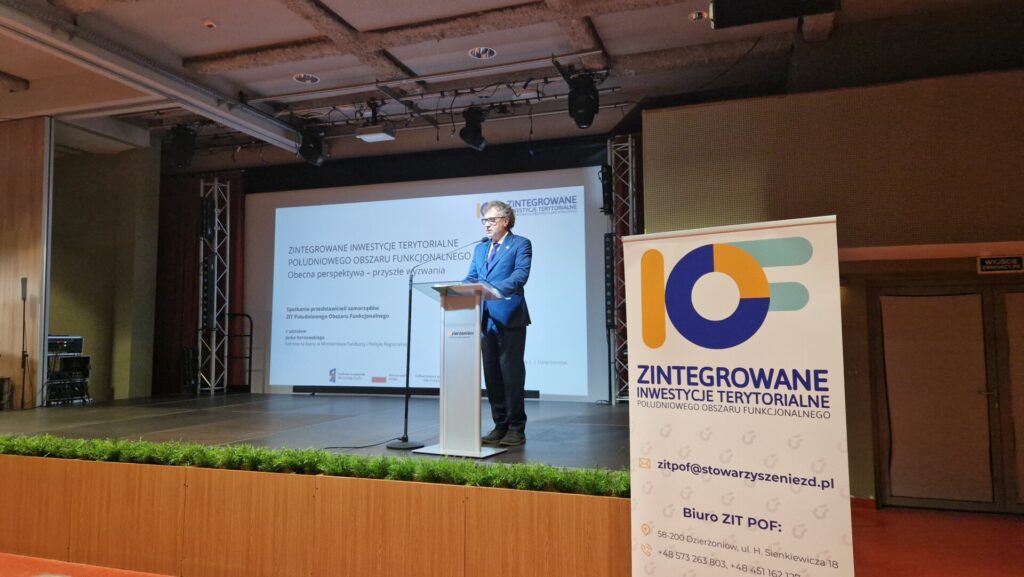wiceminister na scenie przy mównicy