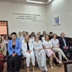 zaproszeni goście na krzesłach