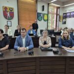wójt, dyrektor edukacji i inni zaproszeni goście, w tle radne powiatowe