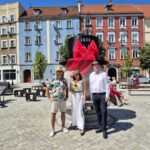 wspólne zdjęcie wicemarszałek, posła i wicestarosty przed globusem z nałożonym kapeluszem