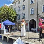wicemarszałek przemawia na scenie