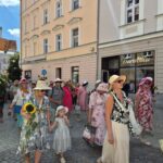 parada ludzi w kapeluszach
