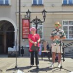 wicestarosta na scenie przed ratuszem, obok kobieta w kapeluszu