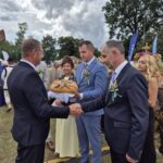 wicestarosta i wójt przekazują chleb