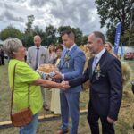 wicestarosta i wójt przekazują chleb