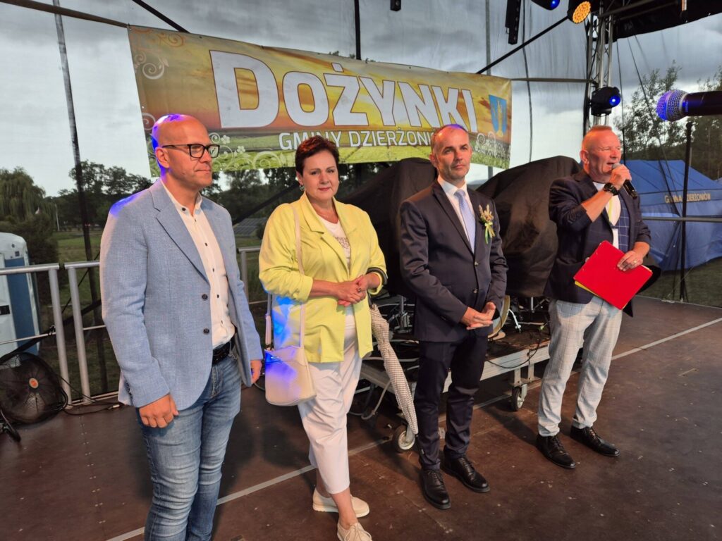 wręczenie nagród na scenie