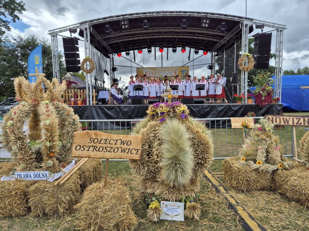 wieńce dożynkowe na tle sceny