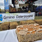widok na scenę i chleb dożynkowy