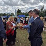 przedstawiciele sołectwa Tuszyn z wójtem i wicestarostą