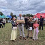 starościna i starosta dożynek stoją z chlebem