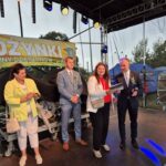 wręczenie nagród na scenie