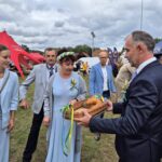 wicestarosta dzieli chleb