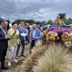 ocena wieńców dożynkowych przez komisję