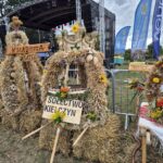 wieniec dożynkowy sołectwo Kiełczyn, w tle scena