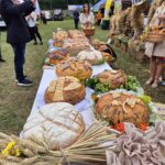 widok na stół z chlebami