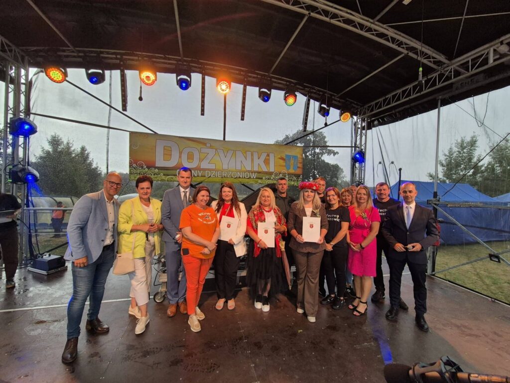 wręczenie nagród na scenie