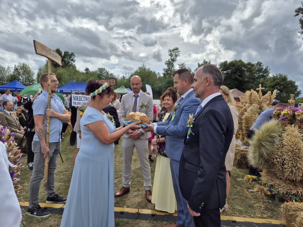 wicestarosta i wójt przekazują chleb