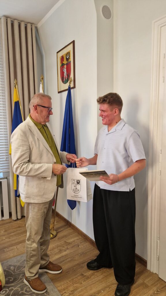 wspólne zdjęcie uczeń i starosta, gratulacje