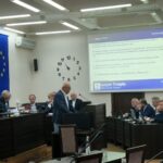 mieszkaniec Bielawy przemawia na mównicy