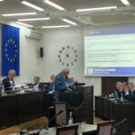 mieszkaniec Bielawy przemawia na mównicy