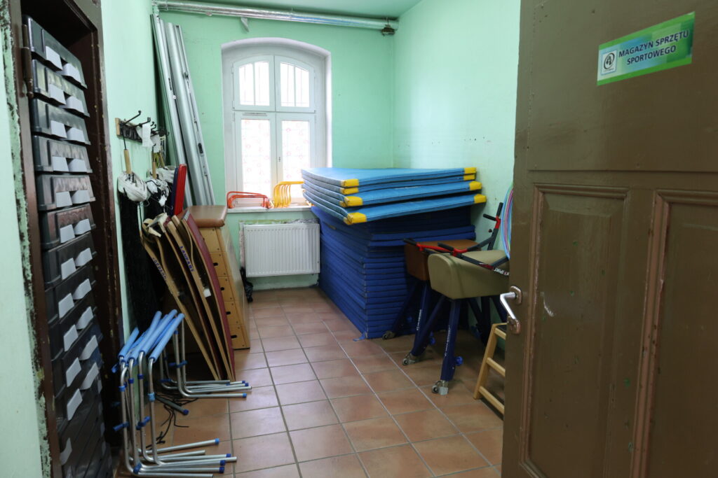 sala gimnastyczna wewnątrz, magazyn sprzętu