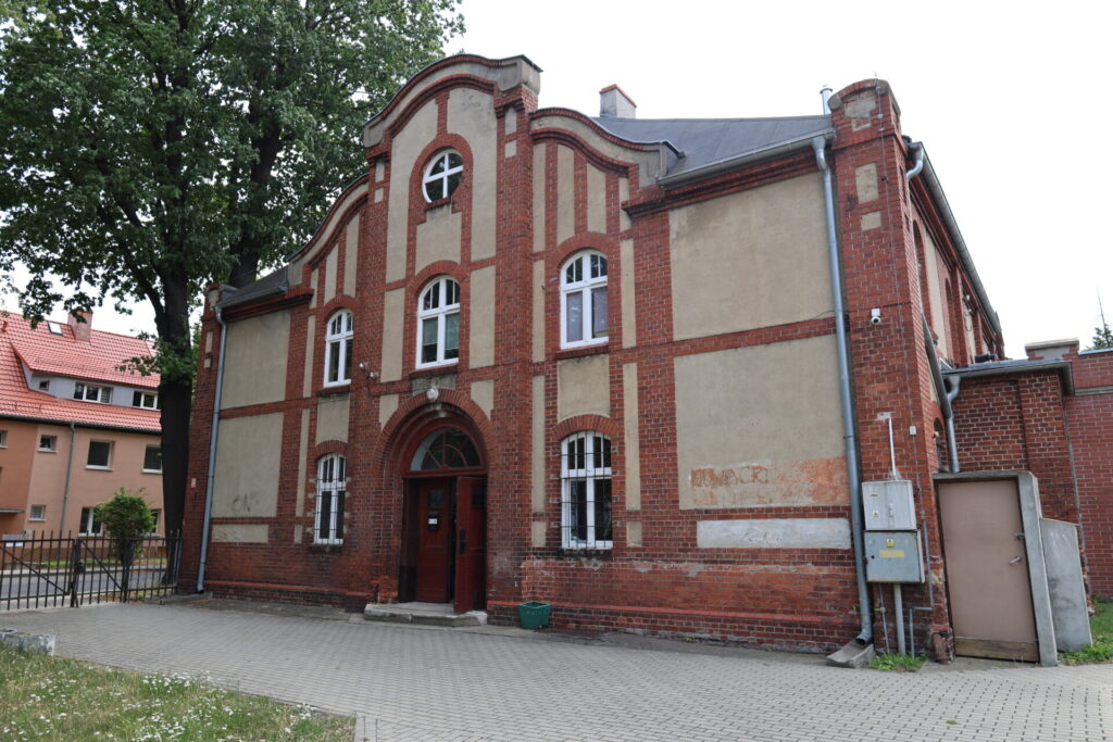 budynek sali z zewnątrz