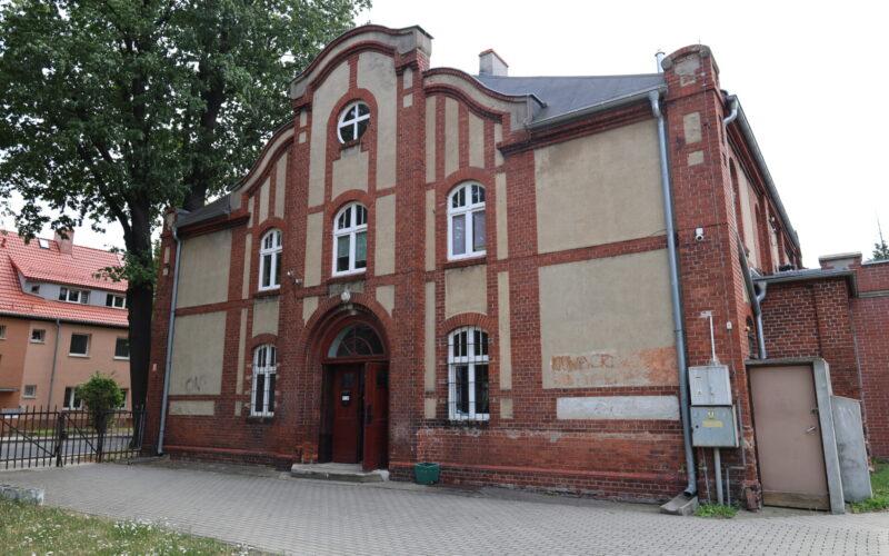 budynek sali z zewnątrz