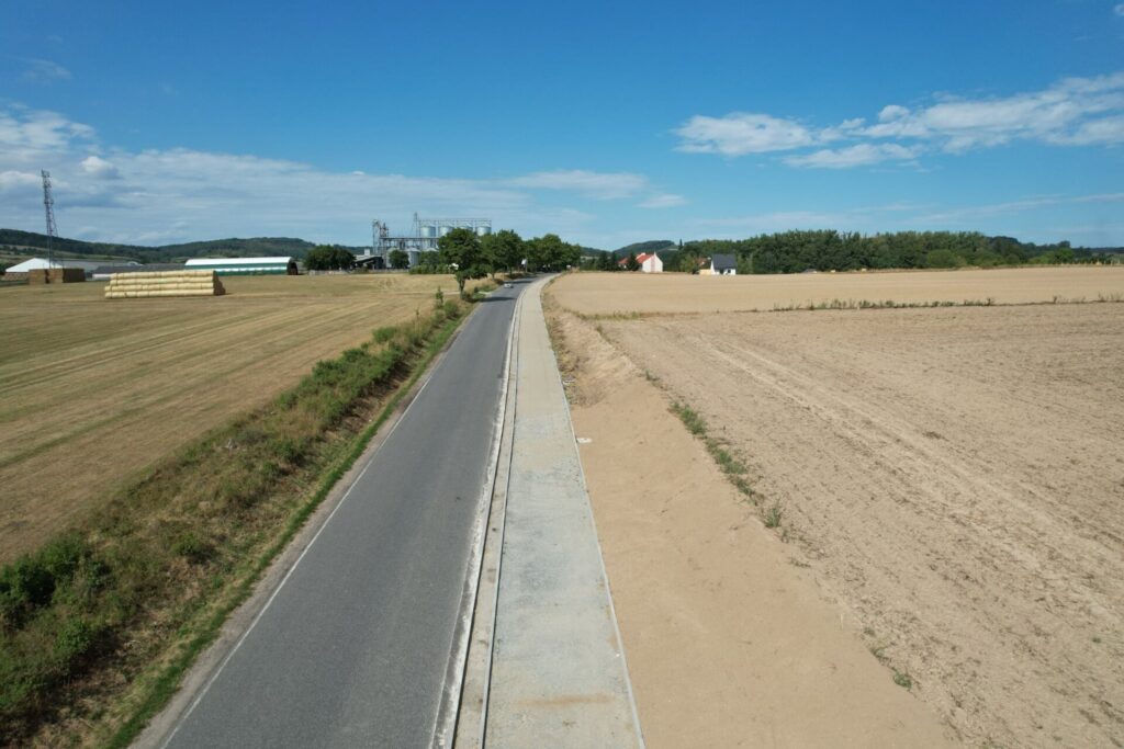 widok od strony Gilowa na ścieżkę pieszo - rowerową Dobrocin - Niemcza