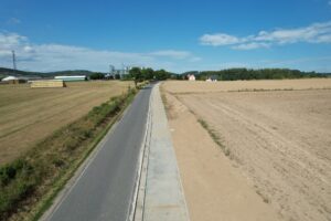 widok od strony Gilowa na ścieżkę pieszo - rowerową Dobrocin - Niemcza