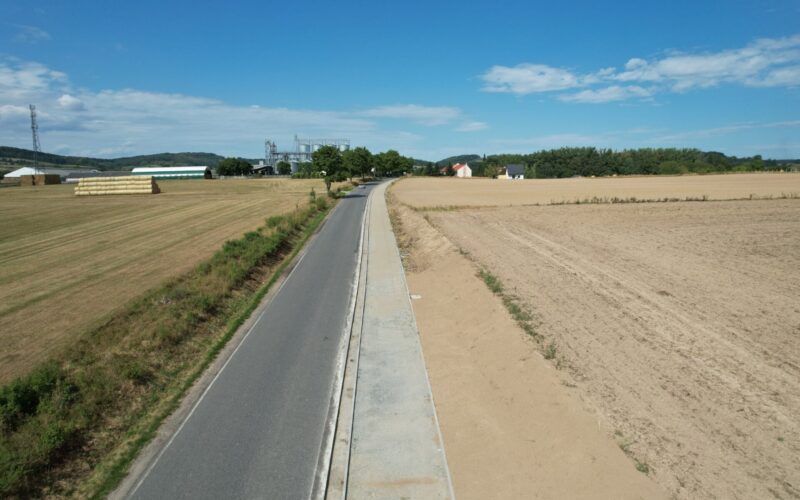 widok od strony Gilowa na ścieżkę pieszo - rowerową Dobrocin - Niemcza