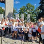 zbliżenie na dzieci występujące podczas obchodów