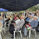 grupowe zdjęcie uczestników, z profilu