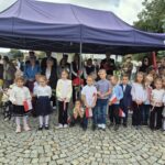 grupowe zdjęcie uczestników, przed namiotem dzieci