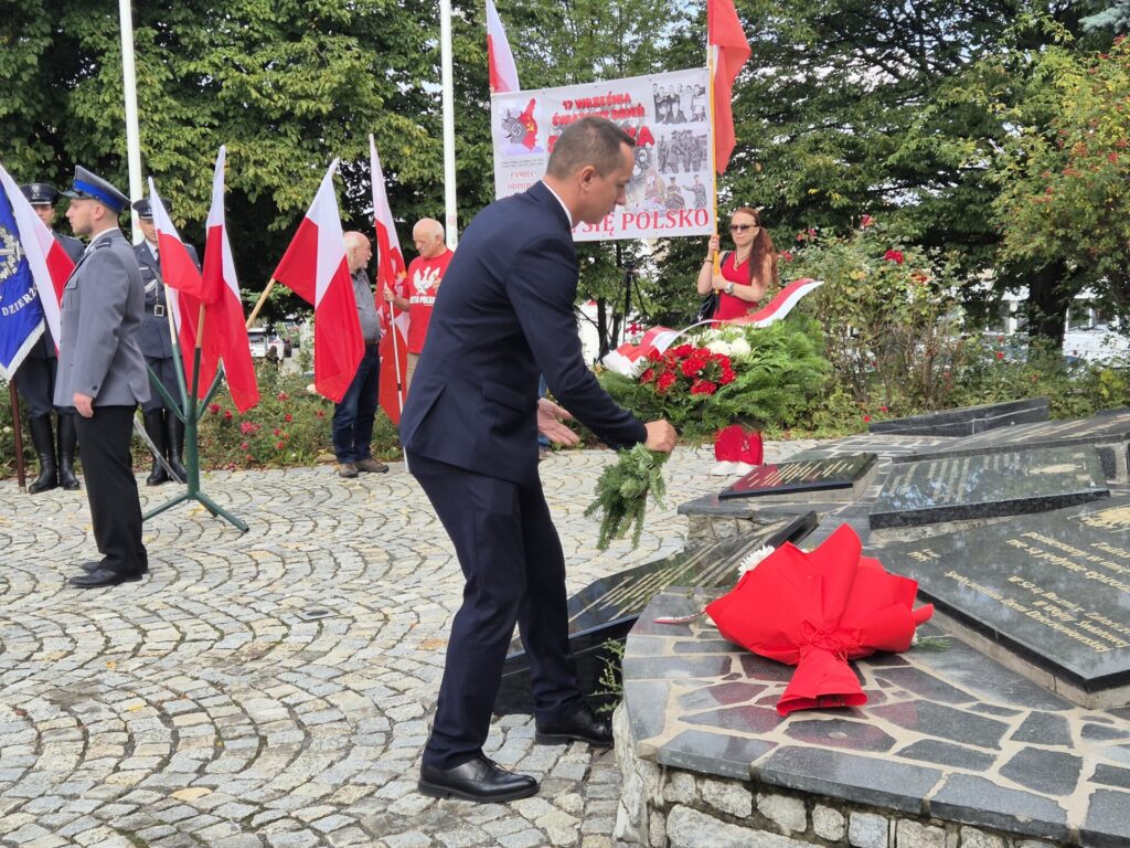 przedstawiciel marszałka składa kwiaty