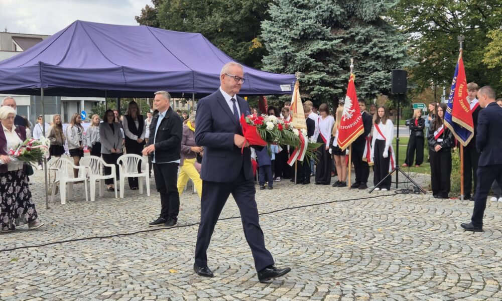 starosta idzie z kwiatami