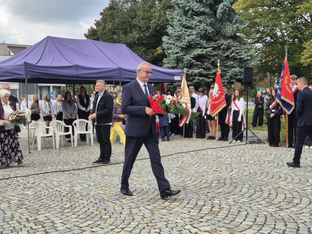 starosta idzie z kwiatami