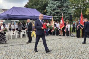 starosta idzie z kwiatami